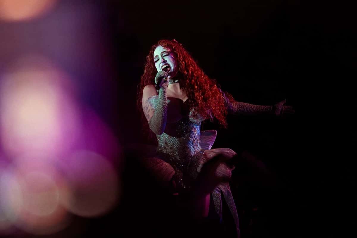 Chappell Roan canta en vivo con pelo rojo y vestido brillante, en un show en París en agosto de 2025 (foto de archivo)